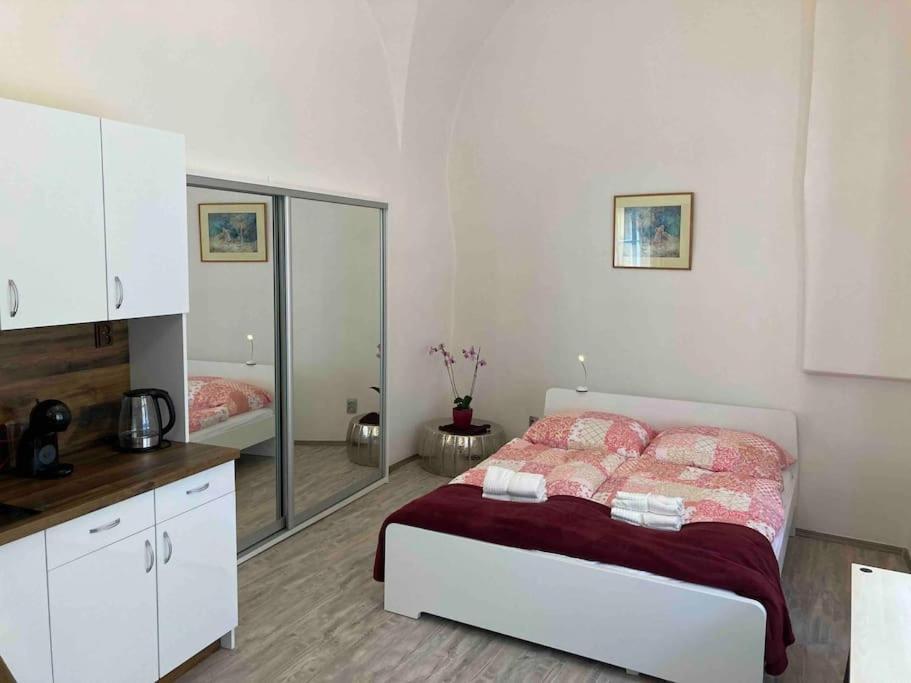 Studio In Gothic House, 50M To The Old Town Square Прага Экстерьер фото
